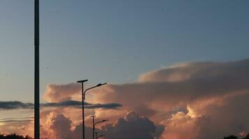 golden Wolken im das Nachmittag. Orange Wolken beim Sonnenuntergang foto