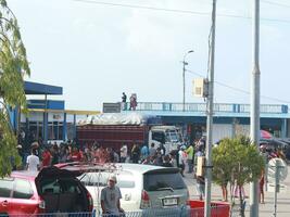 Gorontalo, Indonesien - - Januar 5, 2024 - - Aktivitäten im gorontalo Hafen, gorontalo Stadt, Indonesien. Fähre Passagiere haben gerade ist eingetroffen von ein Ausflug foto