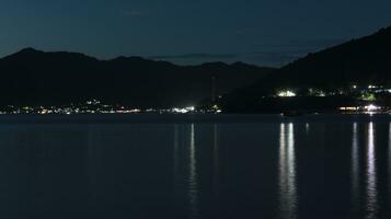 Nacht Aussicht von das Strand mit Stadt Beleuchtung im das Hintergrund foto