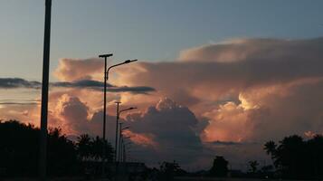 golden Wolken im das Nachmittag. Orange Wolken beim Sonnenuntergang foto