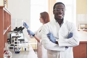 Laborlabore führen Experimente in einem chemischen Labor in transparenten Kolben durch. Ausgabeformeln foto