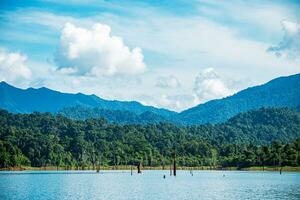 khao sok National Park, surat Thani, Landschaft Berge mit langen Schwanz Boot zum Reisende, kauen lan See, Ratchaphapha Damm, Reise Natur im Thailand, Asien Sommer- Ferien Reise Reise. foto