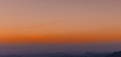 Sonnenuntergang Himmel auf Dämmerung im das Winter Abend mit Orange Gold Sonnenuntergang Wolke Natur bunt Himmel Hintergründe, Horizont golden Himmel, prächtig. foto