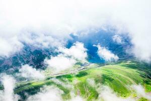 Landschaft im das Himalaya Panorama- Aussicht von das oben von sonmarg, Nepals Kaschmir Senke im das Himalaya Region. Wiesen, Wildblumen und Berg Schnee. Wandern Konzept Natur Camping, Indien foto