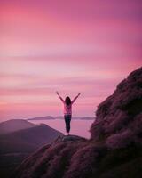 ai generiert jung Frau Wanderer öffnen Waffen auf oben von ein Berg beim Sonnenaufgang. ai generativ foto