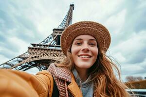 ai generiert jung weiblich Reisender nehmen Selfie mit Hintergrund von Eiffel Turm. generativ ai. foto