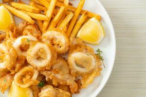 Calamari - gebratener Tintenfisch oder Oktopus mit Pommes foto