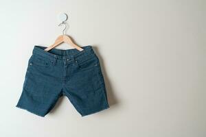 kurze Hosen Jeans am Kleiderbügel hängen foto