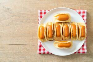 flache Pfannkuchenrolle mit Wurst foto