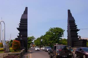 Gresik, Indonesien, 2023 - - Straße Aussicht auf das Rand Tor zwischen gresik Kreis und surabaya Stadt foto