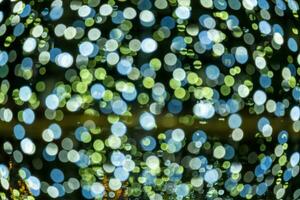 Jahrgang getönt verwischen von Nacht Festival im das Garten mit Bokeh zum Hintergrund. schmücken das Glühbirnen im das draussen Garten beim Nacht. foto