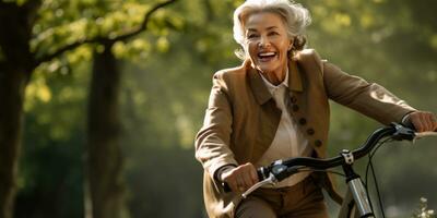 ai generiert Senior Frau freudig Radfahren im Park, Silber Haar, Sonnenlicht. ai generativ. foto