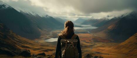 ai generiert Wanderer mit Blick auf majestätisch Berg Senke foto