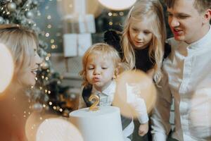 heiter und glücklich Familie mit Weihnachten Geschenke feiern Geburtstag zum zwei Jahre. Kinder sind haben Spaß. liebend Familie mit Geschenke im das Zimmer. foto