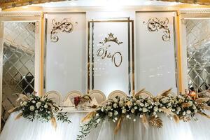 dekoriert Tabelle von das Braut und Bräutigam im das Hochzeit Halle. Vorbereitung zum das Hochzeit Feier foto