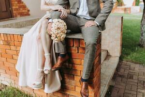 Füße von das Braut und Bräutigam, Hochzeit Schuhe. Kreuz genäht Bild zum ein Jahrgang aussehen foto