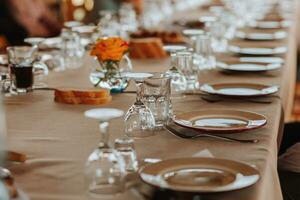 Geschirr zum vorbereiten das Buffet auf das Hochzeit Tag, schließen oben foto