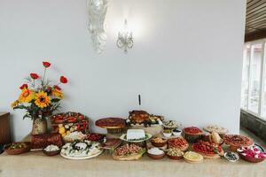 Kosaken Tabelle im das Beste Gaststätten. festlich Tabelle beim das Hochzeit. National ukrainisch Küche. fett, Würste, Alkohol. Gastronomie. foto