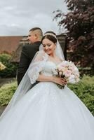 das Braut und Bräutigam Stand zurück zu zurück. ein Paar von Frischvermählte, Braut und Bräutigam, beim ein Hochzeit im Natur, Grün Wald, Küsse, Foto Porträt. Hochzeit Paar