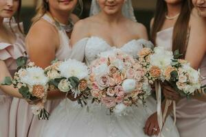 Gruppe Porträt von das Braut und Brautjungfern haben Spaß. Hochzeit. ein Braut im ein Hochzeit Kleid und ihr freunde im Rosa Kleider auf das Hochzeit Tag. stilvoll Hochzeit im Pulver Farbe. Konzept von Hochzeit. foto