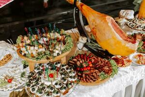 Snacks beim das Hochzeit, Käse, Wurst, Gemüse, Fleisch Produkte, Kosaken Tabelle beim das ukrainisch Hochzeit. foto