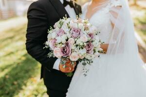 Schönheit Hochzeit Strauß mit anders Blumen im Hände foto