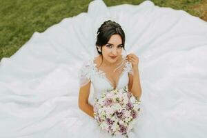 Porträt von das Braut im ein Weiß Kleid mit ein Schleier auf ihr Kopf. Fachmann Hochzeit bilden und Haar. schön jung Braut. glücklich Frau genießen foto