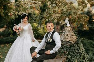 glücklich frisch verheiratet Ehefrau und Mann draußen und genießen ihr Hochzeit Tag. aufrichtig Gefühle von zwei jung Personen. das Konzept von wahr Liebe. foto