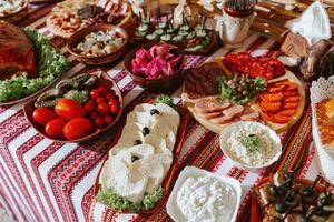 Snacks beim das Hochzeit, Käse, Wurst, Gemüse, Fleisch Produkte, Kosaken Tabelle beim das ukrainisch Hochzeit. foto