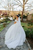 das Braut Porträt im das Herbst Wald. Braut im Hochzeit Kleid auf natürlich Hintergrund. Hochzeit Tag. foto