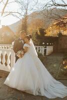 Porträt von ein glücklich Hochzeit Paar, Braut und Bräutigam küssen im das Herbst Wald, Park foto