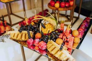 ein Buffet mit Frucht, Champagner und kalt Getränke organisiert im ein Restaurant auf ein Hochzeit Tag oder Geburtstag foto