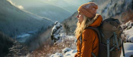 ai generiert Foto von ein entschlossen weiblich Bergsteiger Trekking durch schneebedeckt Wildnis, verkörpern das Geist von Abenteuer und Freiheit.