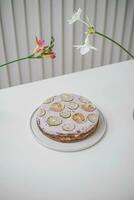 Kuchen mit Zitrone und Limette auf ein Weiß Teller mit Blumen. foto