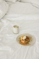 Frühstück im Bett mit Pfannkuchen und ein Tasse von Kaffee. selektiv Fokus. foto