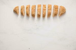 Stangenbrot Brot auf Weiß Marmor Tabelle Hintergrund. oben Sicht. foto