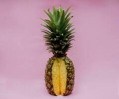 Ananas auf ein Rosa Hintergrund. exotisch tropisch Frucht. foto