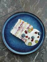 Kuchen mit Blaubeeren und Sahne auf ein Platte, Platz Format foto