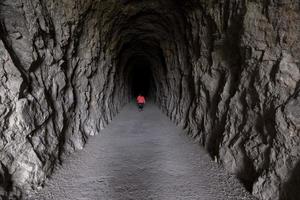 Frau im dunklen Tunnel foto