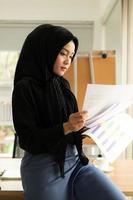 arabische Geschäftsfrau mit Hijab arbeitet im Büro foto