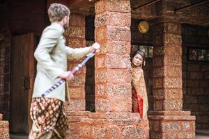 asiatische braut und kaukasischer bräutigam haben romantische zeit mit thailandkleid foto