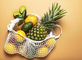 Mesh-Einkaufstasche mit Früchten foto