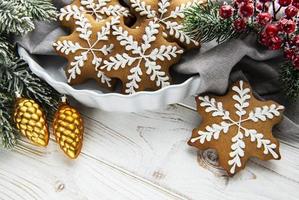 Schüssel mit Lebkuchen-Weihnachtsplätzchen auf rustikalem weißem Holztisch