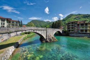 Alte Brücke über den Fluss Brembo von San Pellegrino Terme Bergamo foto