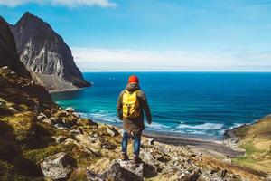 Mann steht allein am Klippenrand und genießt Luftbild Backpacking Lifestyle Reisen Abenteuer Outdoor-Urlaub foto