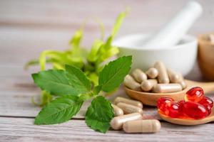 Alternativmedizin Natur Kräuter Bio-Kapsel, Medikament mit Kräuterblatt natürliche Nahrungsergänzungsmittel für ein gesundes, gutes Leben. foto