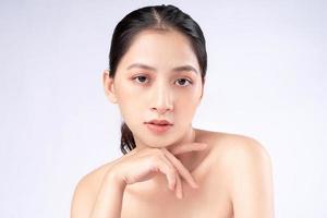 attraktive junge asiatische frau mit jugendlicher haut. Gesichtspflege, Gesichtsbehandlung, Frau Schönheitshaut isoliert auf weißem Hintergrund. Kosmetik, Hautschönheit und Kosmetikkonzept