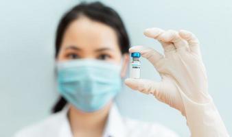 Bild einer Krankenschwester, die einen Covid-19-Impfstoff hält foto