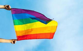 Bild von LGBT-Flagge, die am blauen Himmel flattert foto