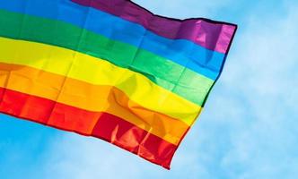 Bild von LGBT-Flagge, die am blauen Himmel flattert foto